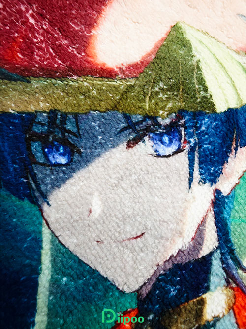 Zbliżenie na nadrukowany dywan anime w żywych kolorach