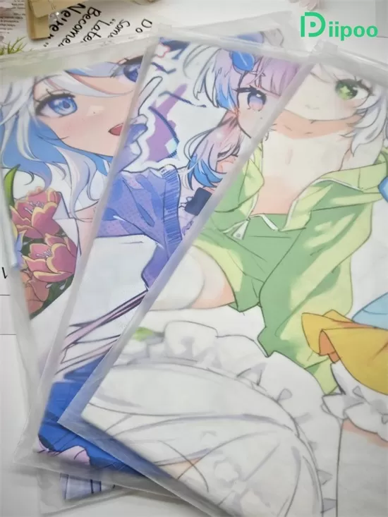Zbliżenie na koszulkę anime Diipoo, ukazujące detale nadruku o wysokiej rozdzielczości i żywe kolory materiału.