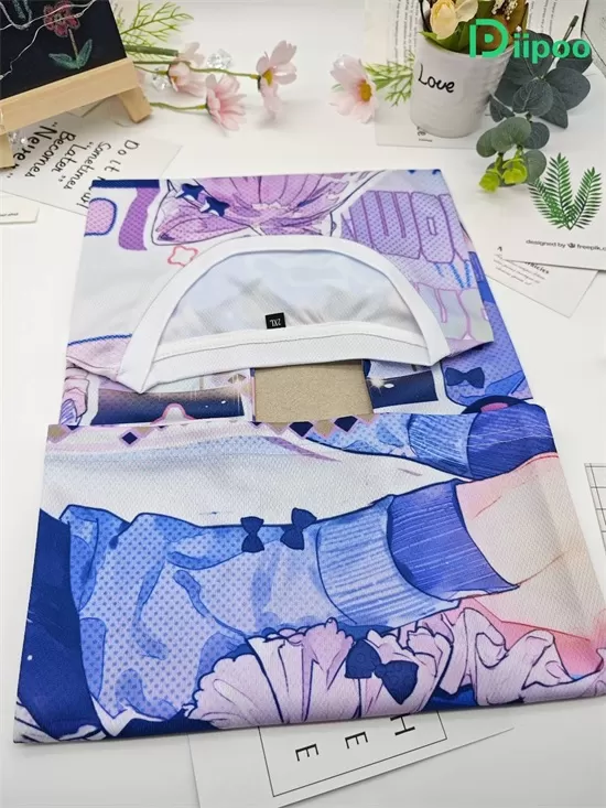 Kolejny przykład koszulki anime Diipoo, pokazujący jakość nadruku na innym wzorze.