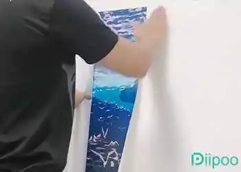 Krok 2: Mocno przyklej jeden róg plakatu anime do ściany